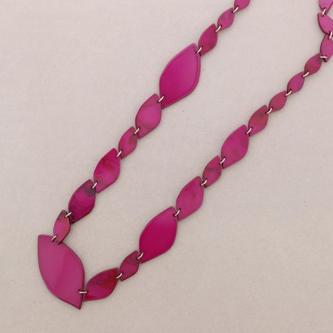 LONG RESIN LEAVES NECKLACE