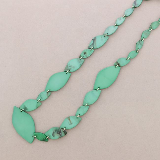 COLLAR LARGO HOJAS RESINA