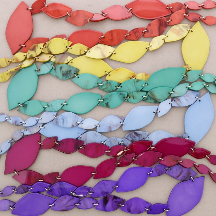 COLLAR LARGO HOJAS RESINA 2
