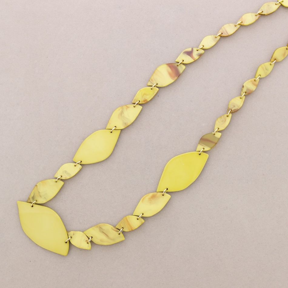 COLLAR LARGO HOJAS RESINA