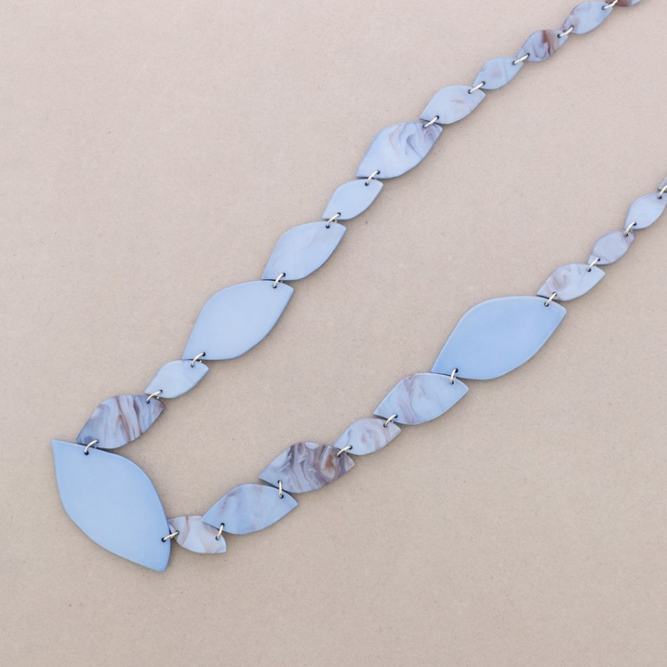 LONG RESIN LEAVES NECKLACE