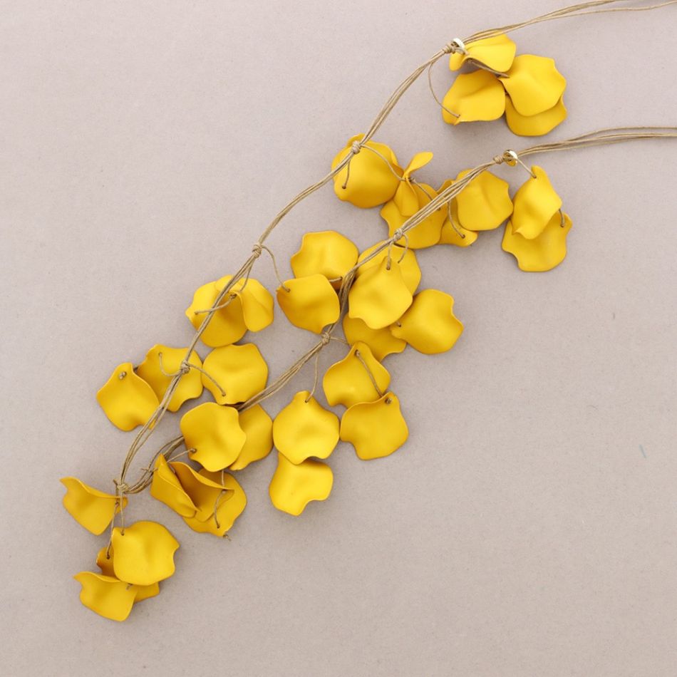 LONG RESIN PETALS NECKLACE