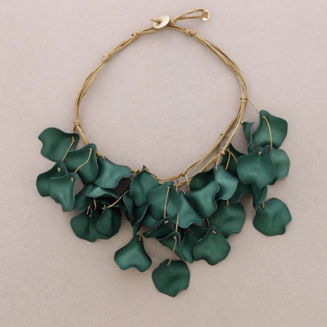 RESIN PETALS SHORT NECKLACE
