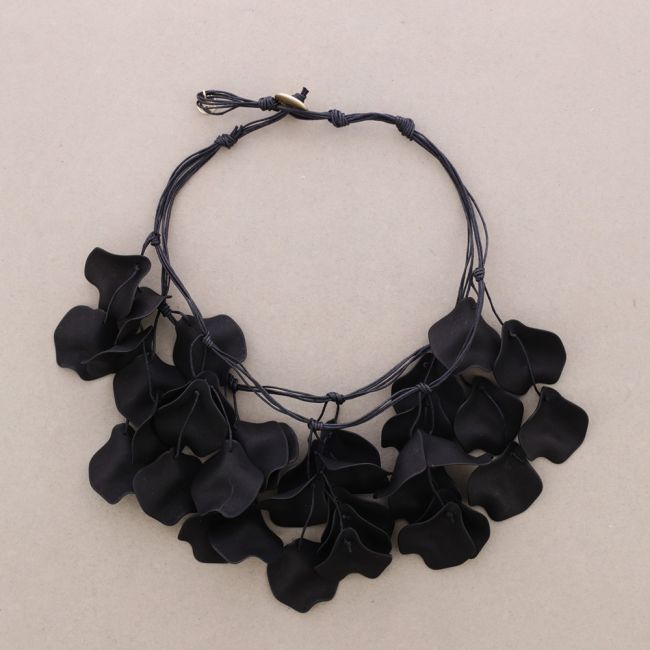 RESIN PETALS SHORT NECKLACE