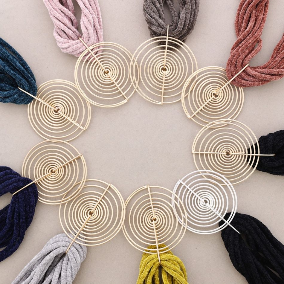GARGANTILLA CHENILLA MEDALLA ESPIRAL METAL
