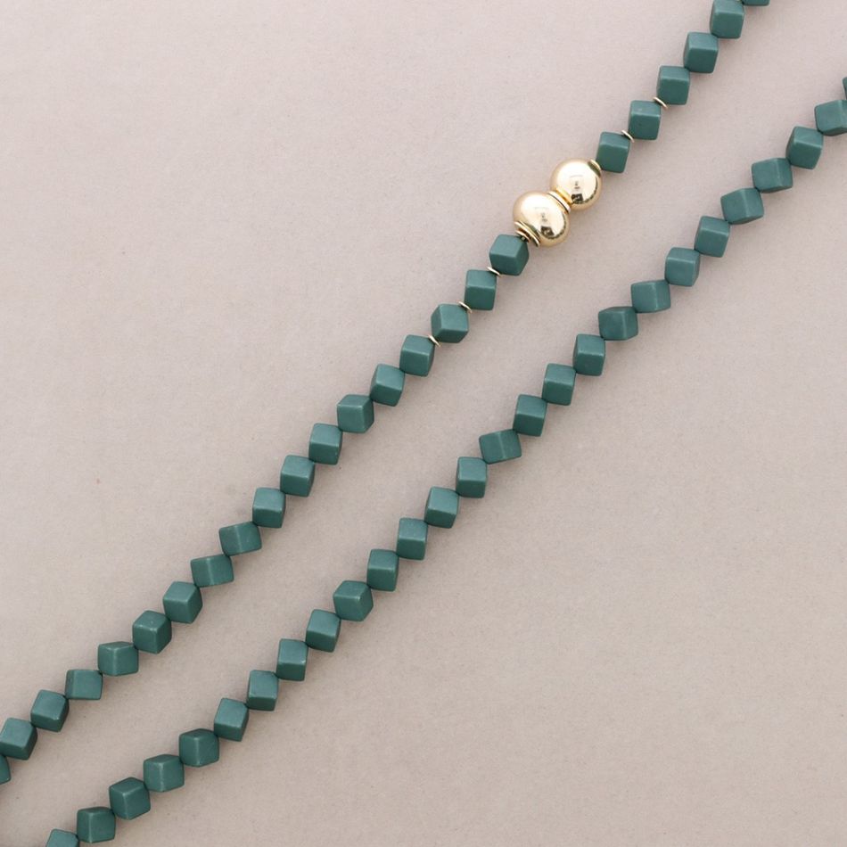 COLLAR LARGO CUBITOS RESINA