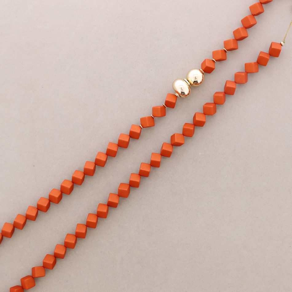 COLLAR LARGO CUBITOS RESINA