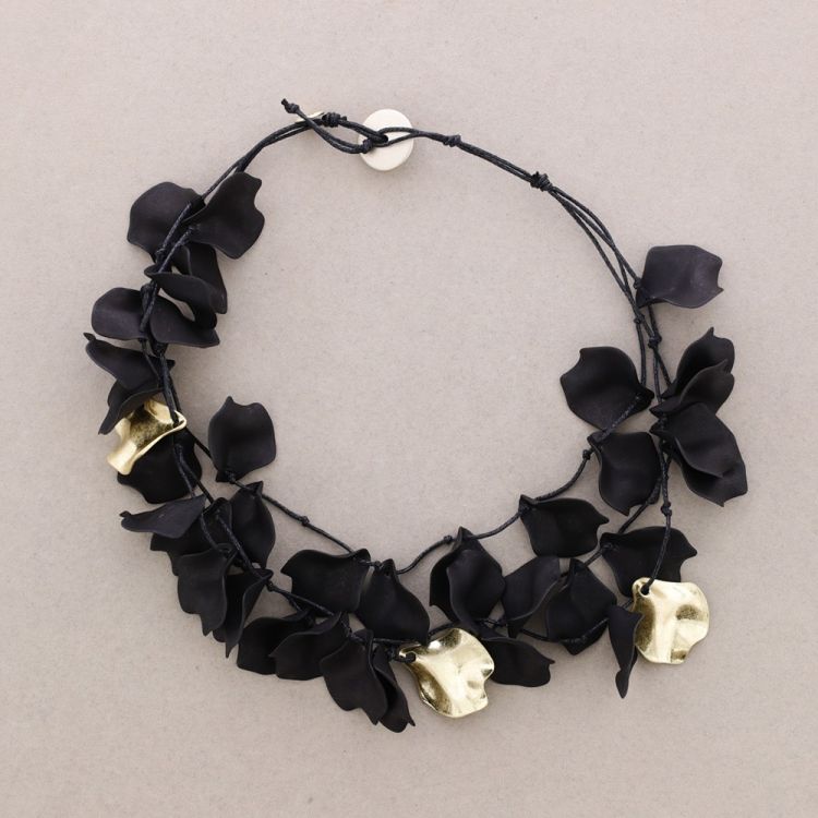 PETALS SHORT NECKLACE