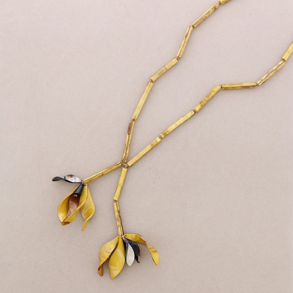 LONG RESIN FLOWER PENDANT NECKLACE