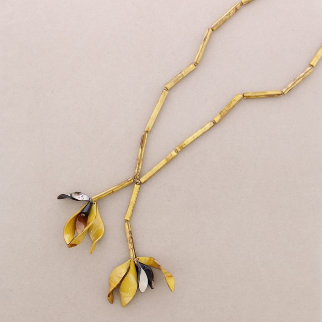LONG RESIN FLOWER PENDANT NECKLACE