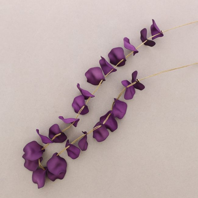 LONG RESIN PETALS NECKLACE