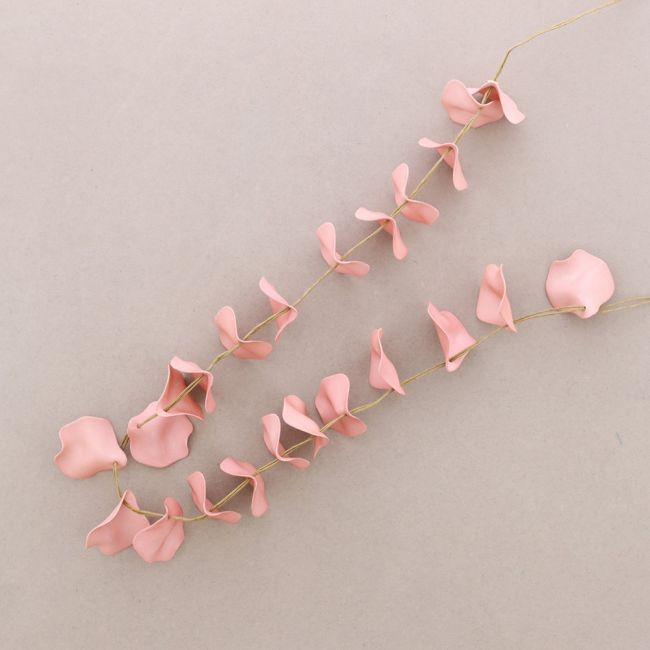 LONG RESIN PETALS NECKLACE