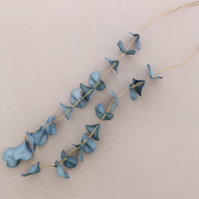 LONG RESIN PETALS NECKLACE