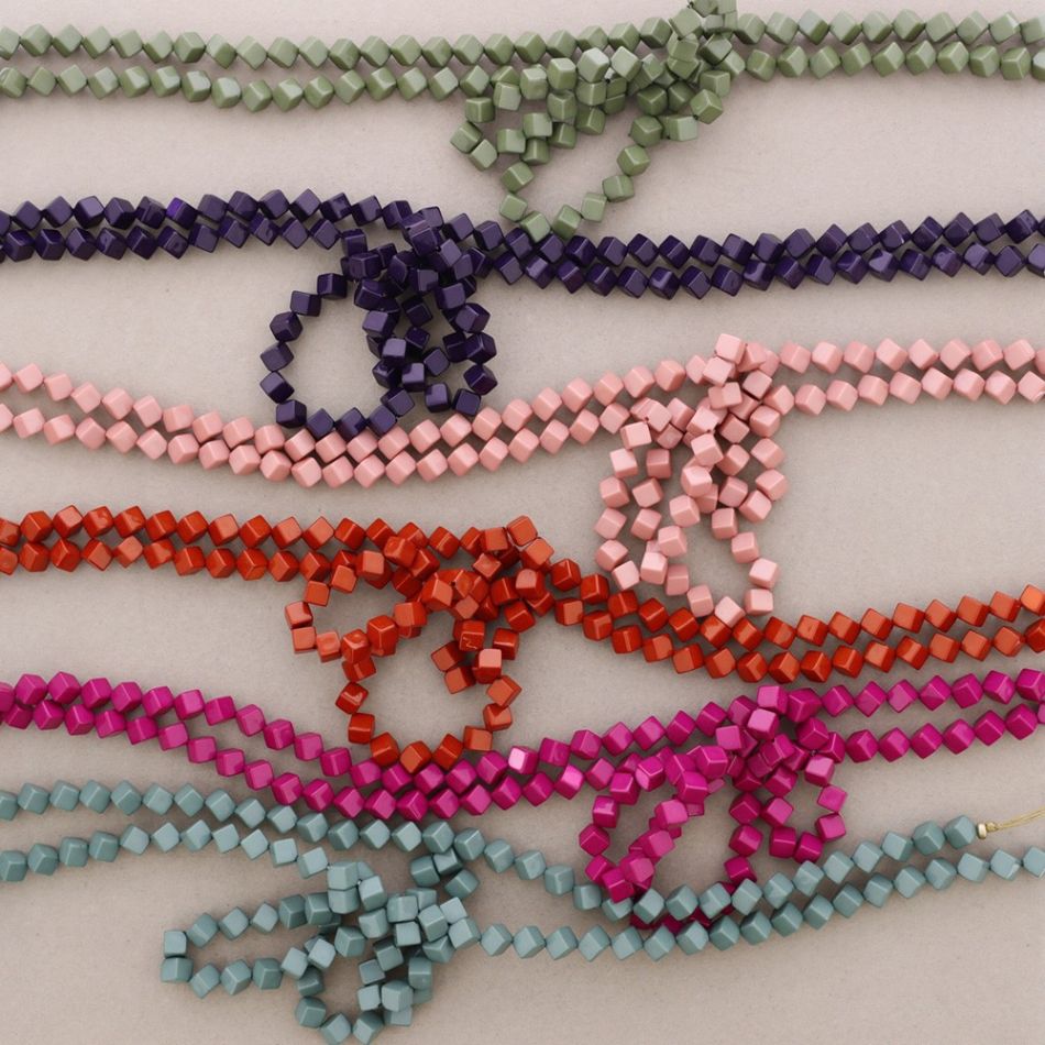 COLLAR LARGO CUENTAS CUBITOS RESINA