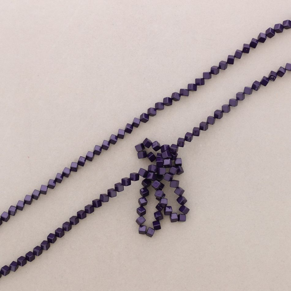LONG NECKLACE WITH RESIN CUBE BEADS