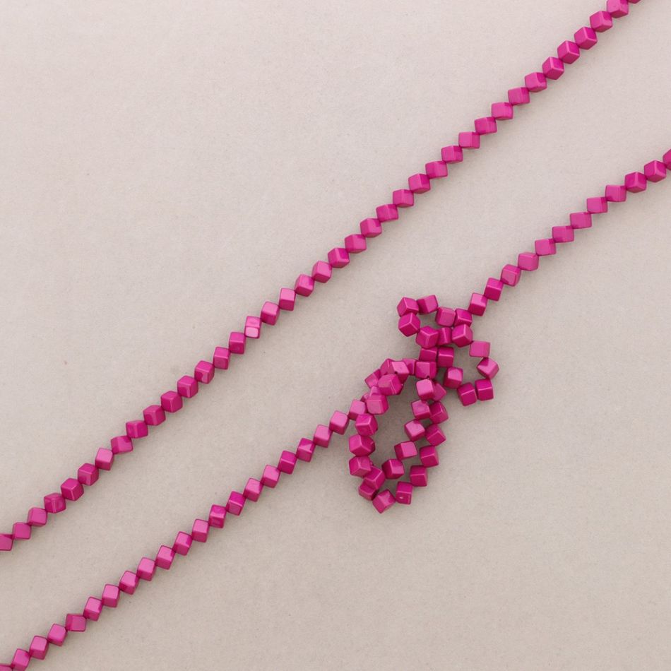 LONG NECKLACE WITH RESIN CUBE BEADS