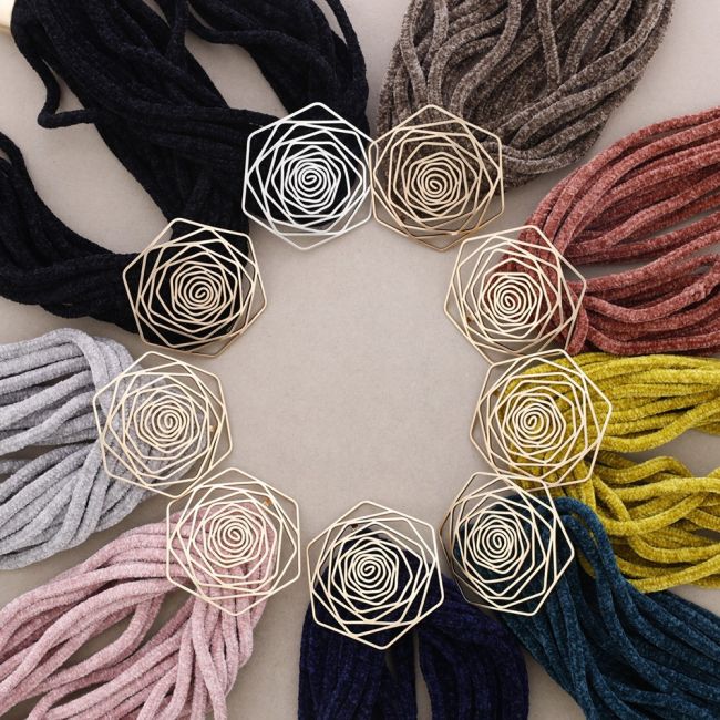 CHOKER WITH LACES CHENILLE METAL FLOWER