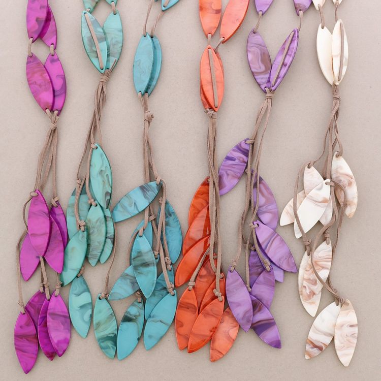 LONG PETAL NECKLACE SHINY ANTELINE RESIN 2