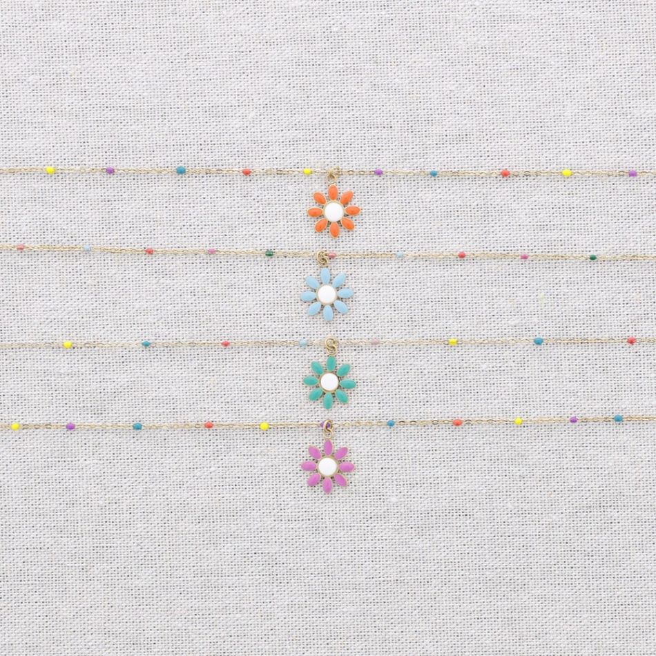 STEEL CHOKER WITH ENAMEL DAISY PENDANT