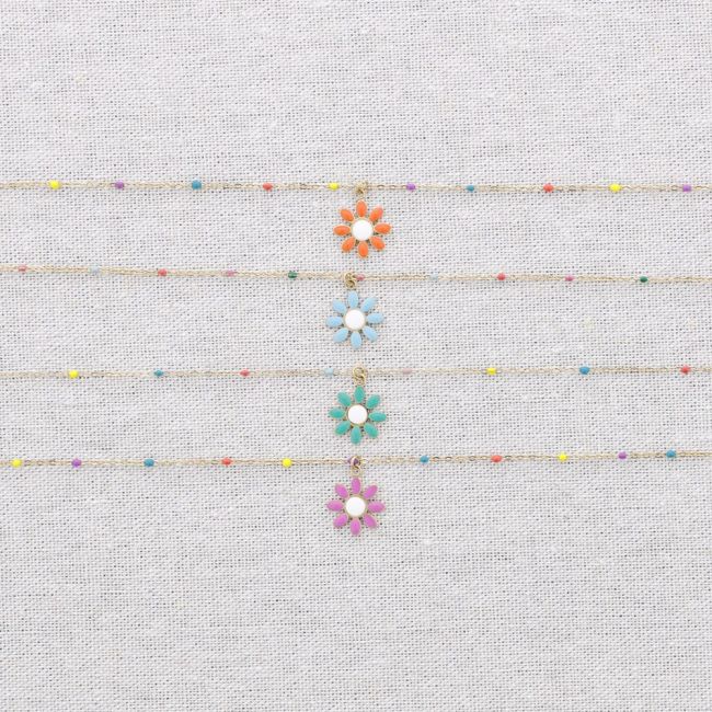 STEEL CHOKER WITH ENAMEL DAISY PENDANT