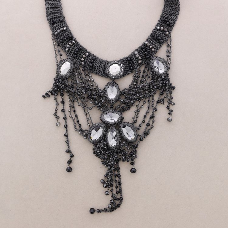 WOVEN NECKLACE WITH FACETED CRYSTALS BEADS