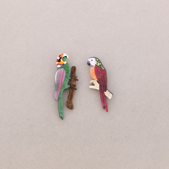 BROCHE SET DOS AVES TROPICALES RESINA