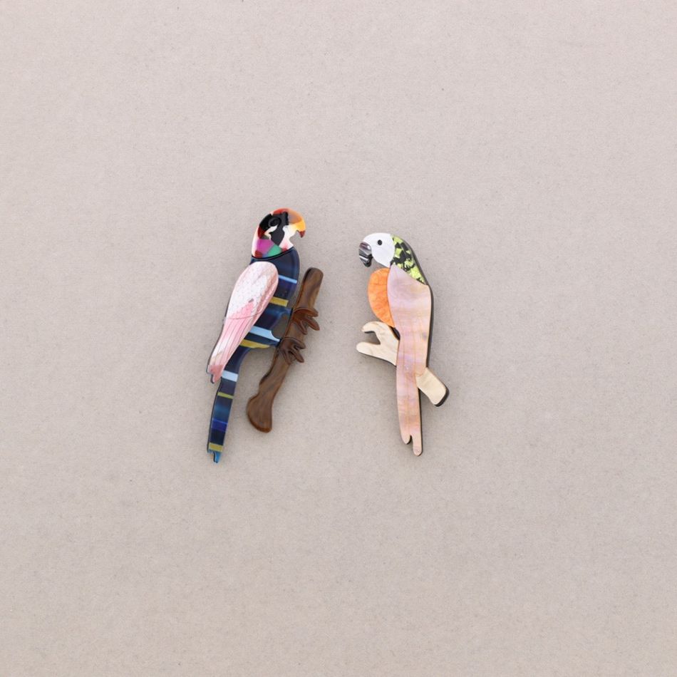 BROCHE SET DOS AVES TROPICALES RESINA