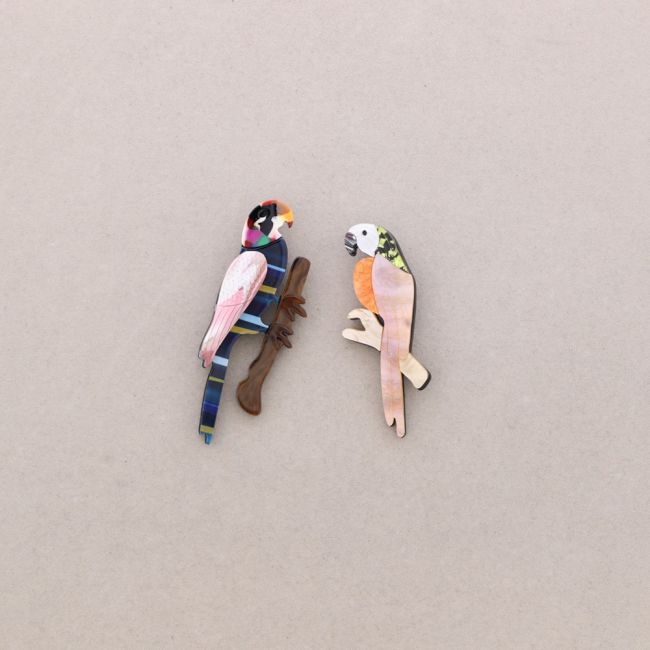 BROCHE SET DOS AVES TROPICALES RESINA
