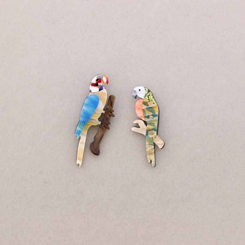 BROOCH SET TWO TROPICAL RESIN BIRDS