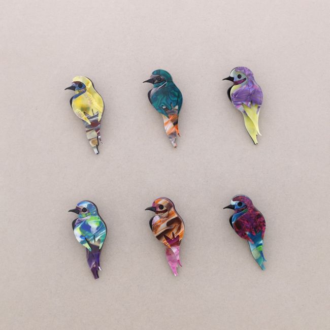 BROCHE AVE TROPICAL RESINA