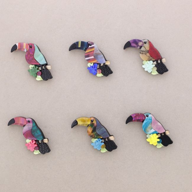 BROCHE AVE TROPICAL RESINA