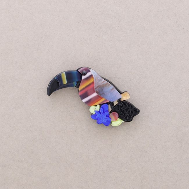 BROCHE AVE TROPICAL RESINA