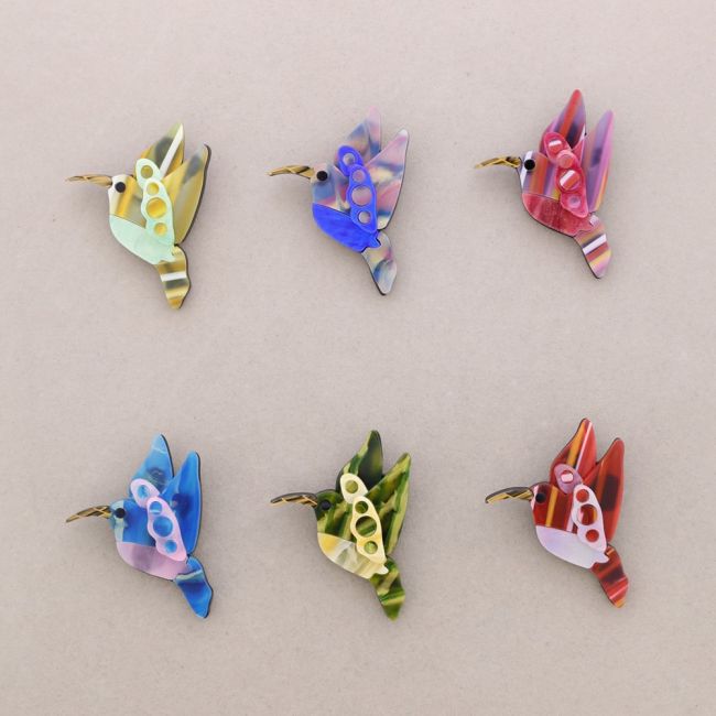 BROCHE AVE TROPICAL RESINA