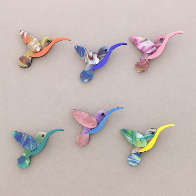 BROCHE AVE TROPICAL RESINA