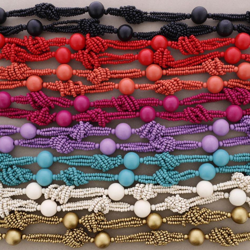LONG NECKLACE WITH WOODEN BALLS KNOTS