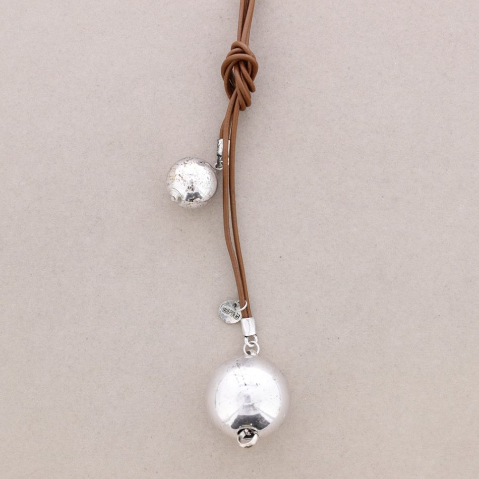 LONG LEATHER NECKLACE WITH METAL BEADS