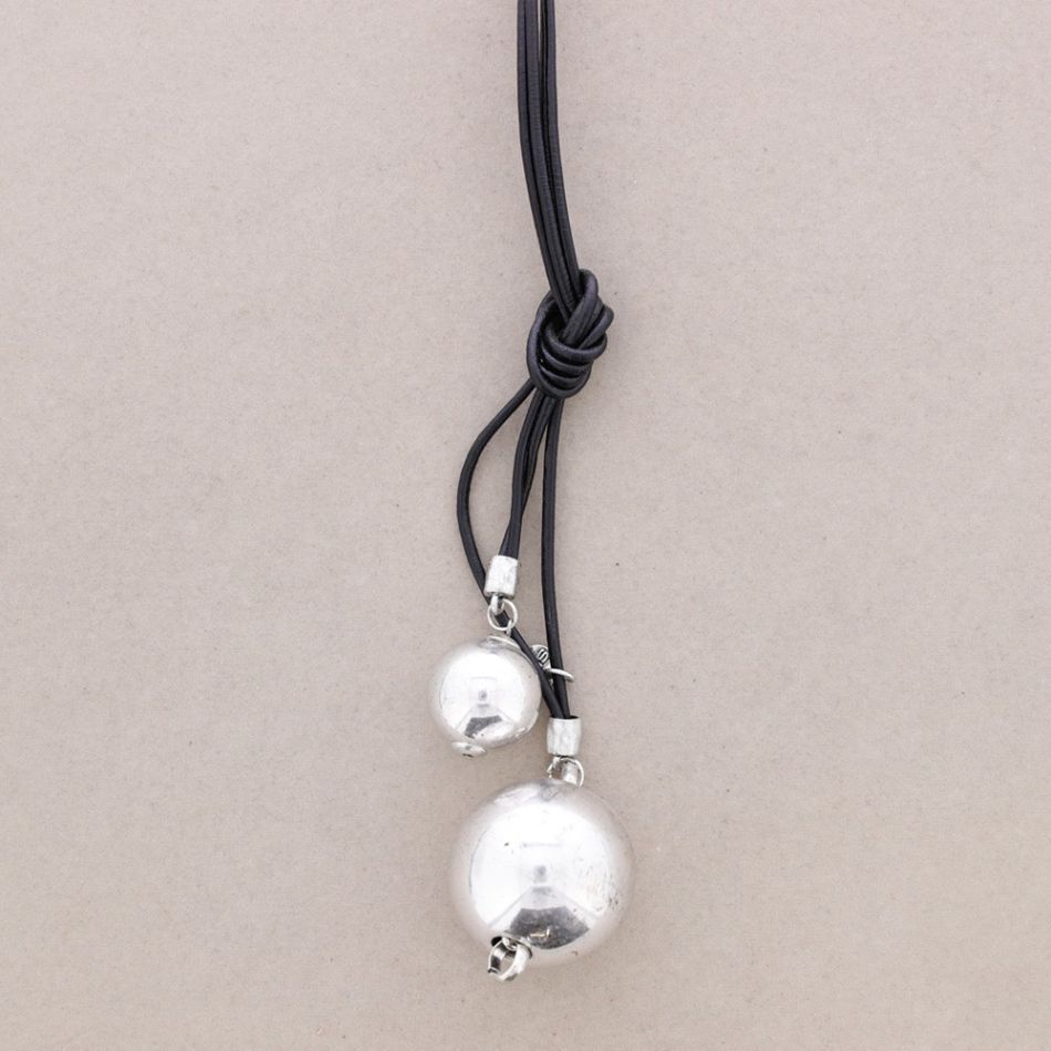LONG LEATHER NECKLACE WITH METAL BEADS