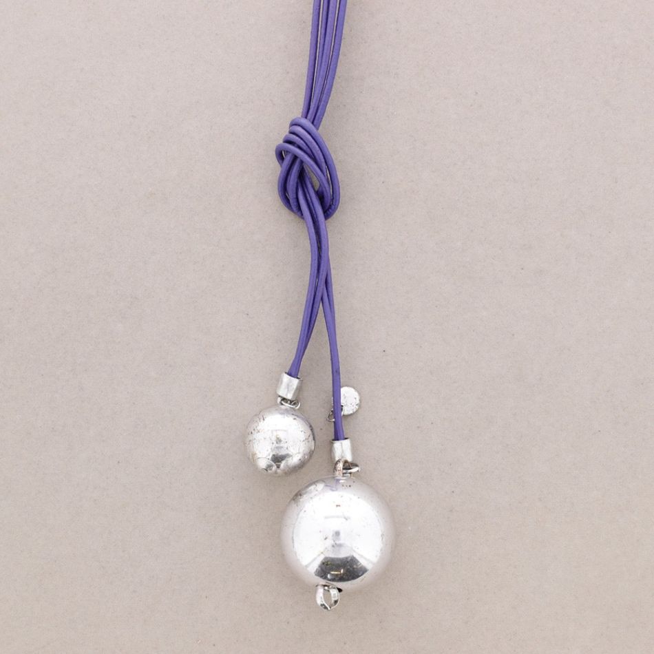 LONG LEATHER NECKLACE WITH METAL BEADS
