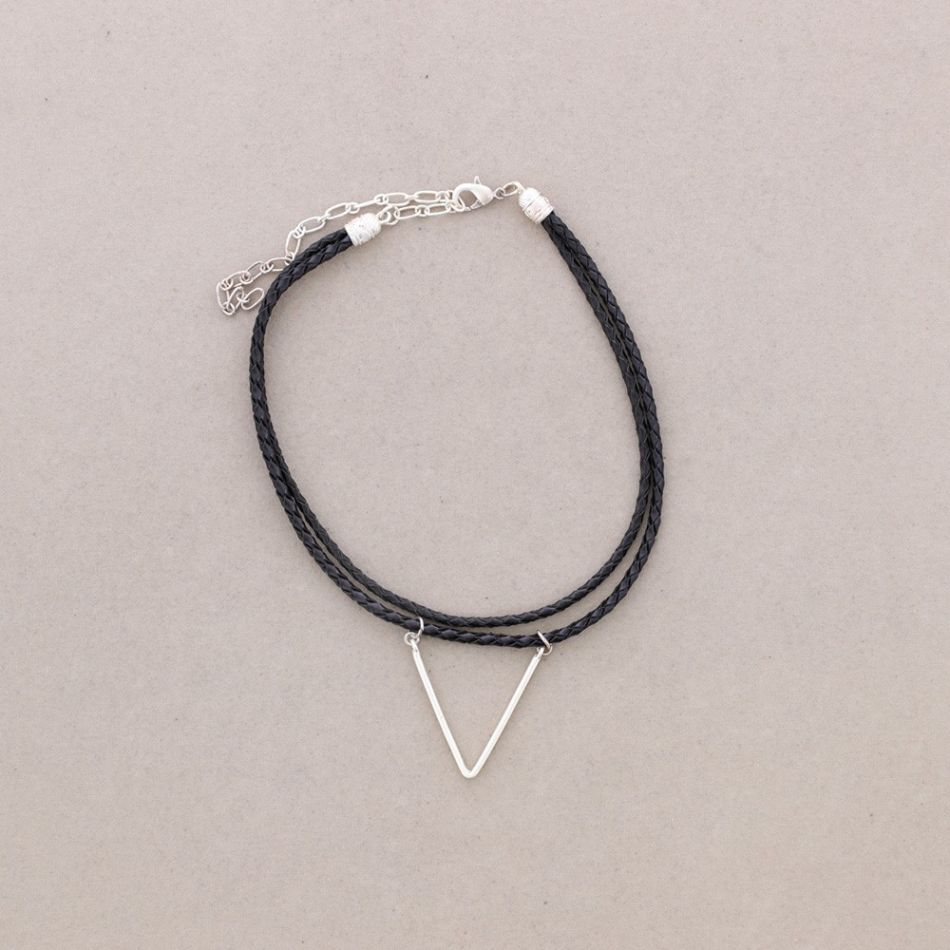 CHOKER DOBLE CUERO TRENZADO  TRIANGULO METAL