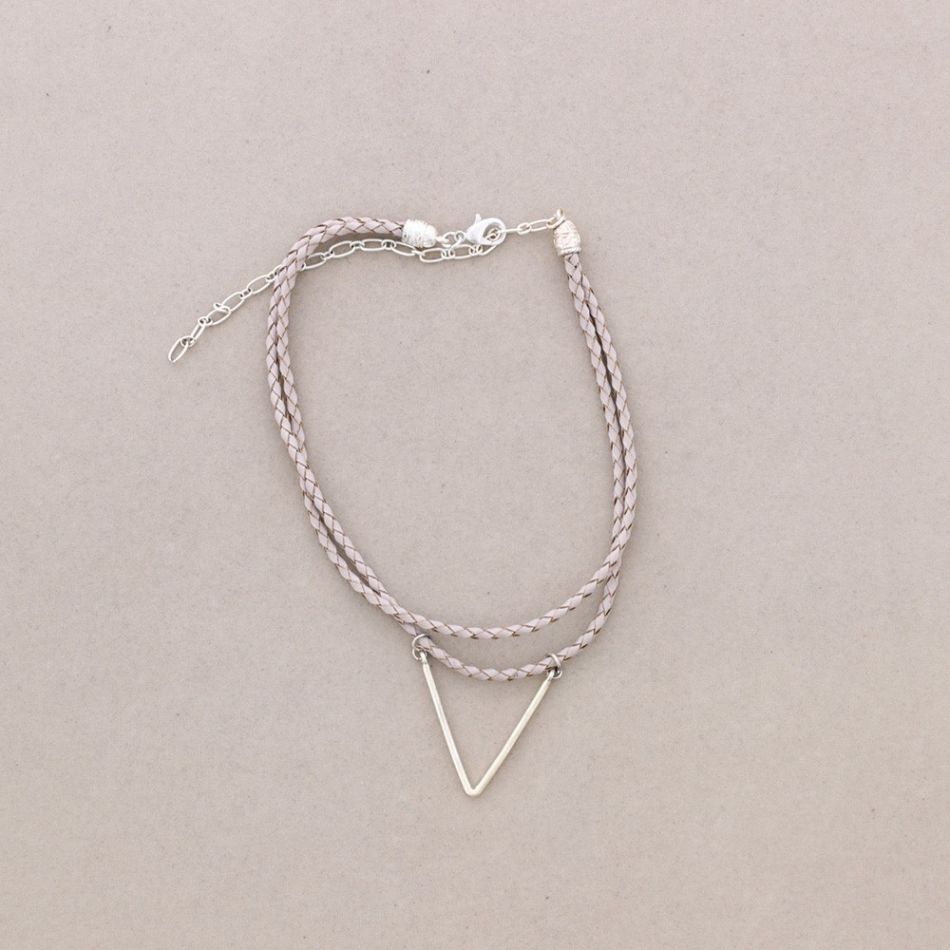 CHOKER DOBLE CUERO TRENZADO  TRIANGULO METAL