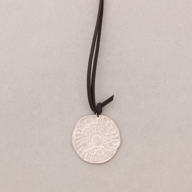 COLLAR LARGO COLGANTE MEDALLA METAL