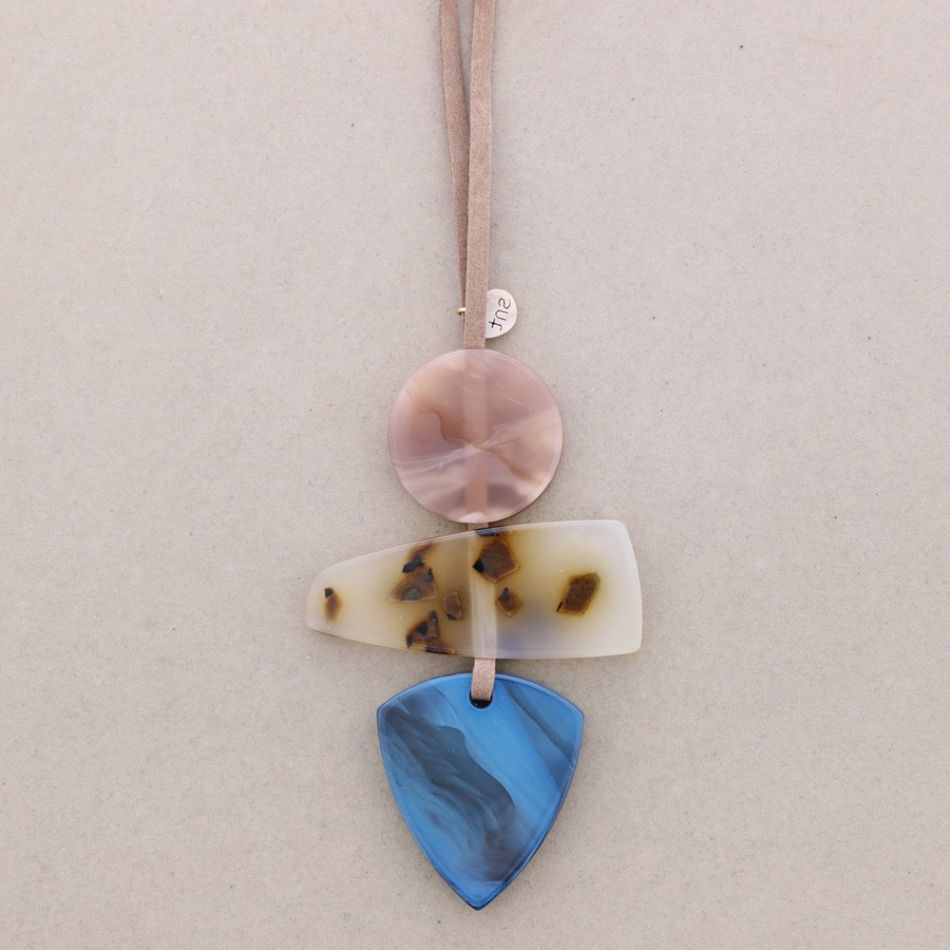 COLLAR LARGO COLGANTE TRIPLE RESINA