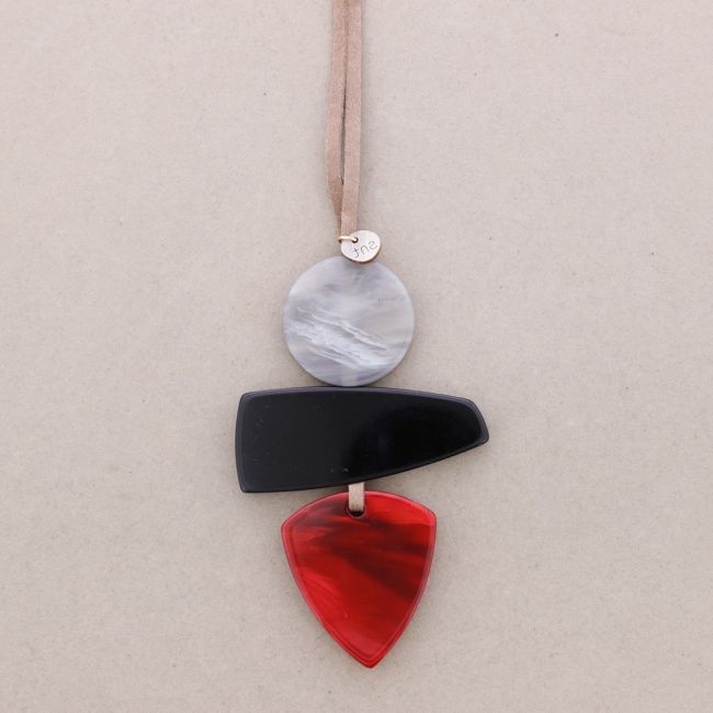 COLLAR LARGO COLGANTE TRIPLE RESINA