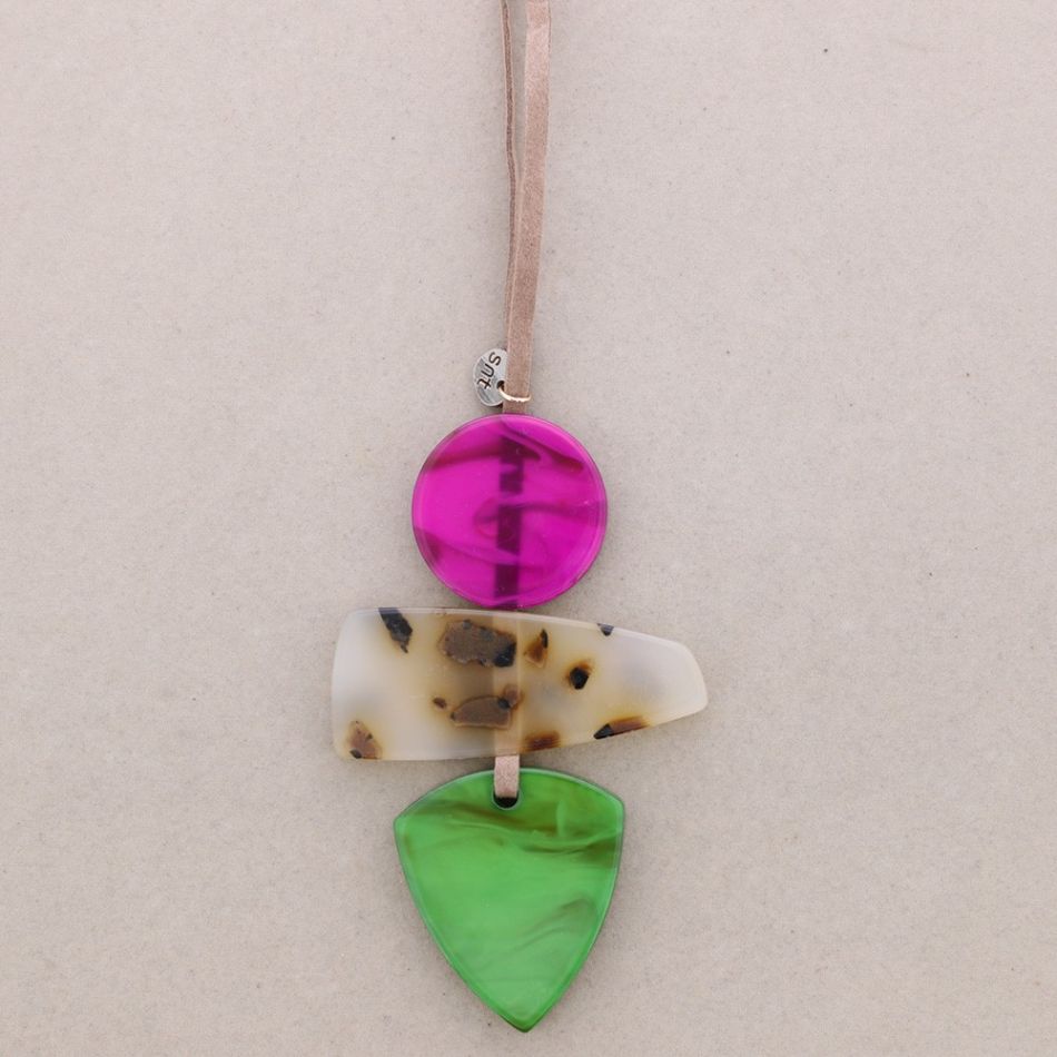 COLLAR LARGO COLGANTE TRIPLE RESINA