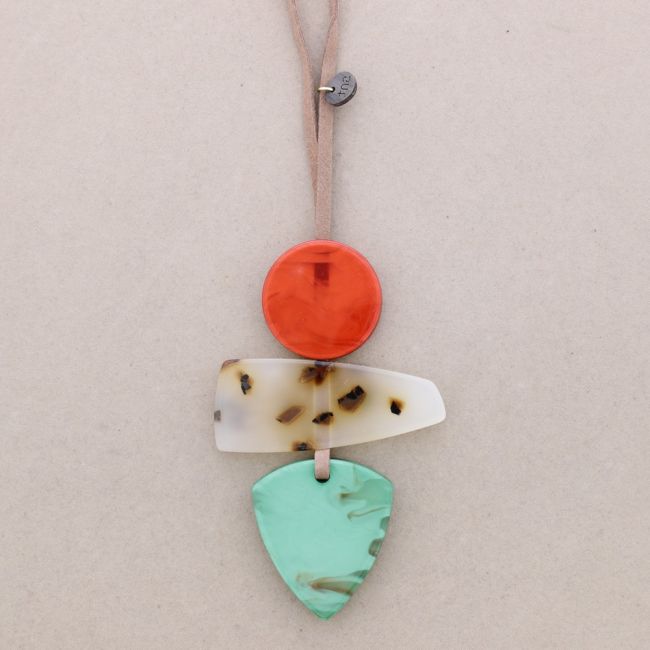 COLLAR LARGO COLGANTE TRIPLE RESINA