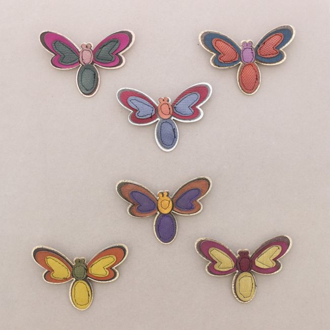 LITTLE BEE METAL IMITATION LEATHER BROOCH
