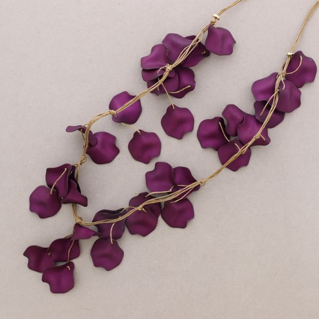 COLLAR LARGO PÉTALOS RESINA