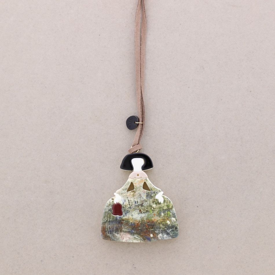 MENINA RESIN LONG PENDANT NECKLACE