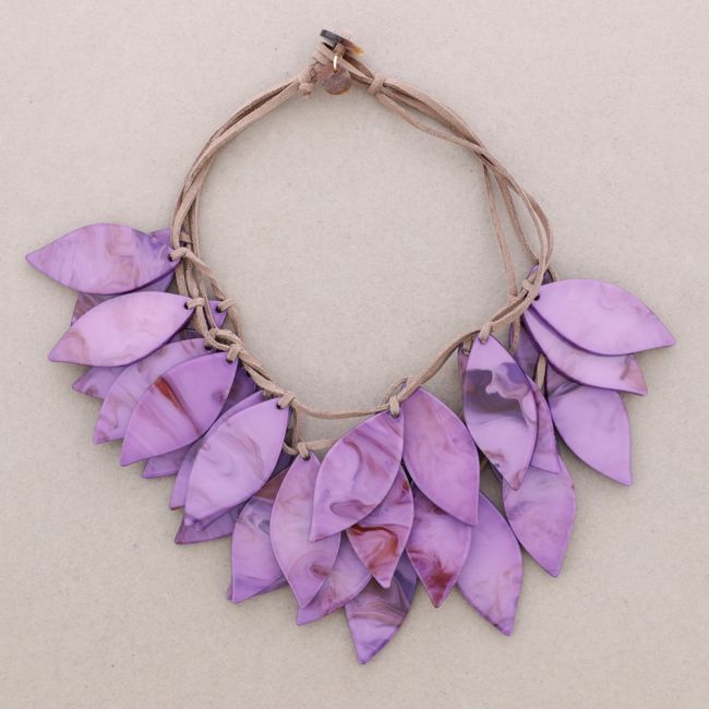GLOSSY SUEDE RESIN PETALS NECKLACE