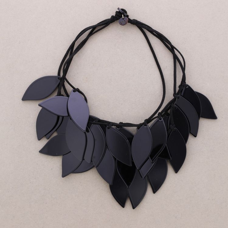 GLOSSY SUEDE RESIN PETALS NECKLACE